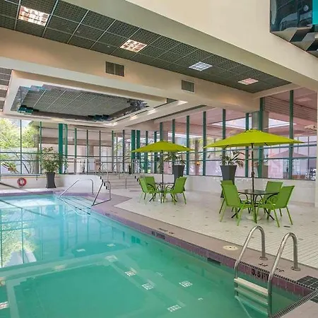 Rosedale On Robson Suite Hotel 