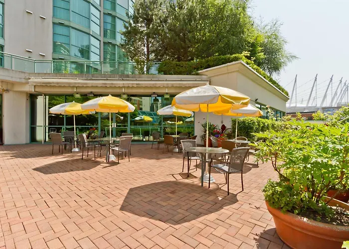 Rosedale On Robson Suite Hotel